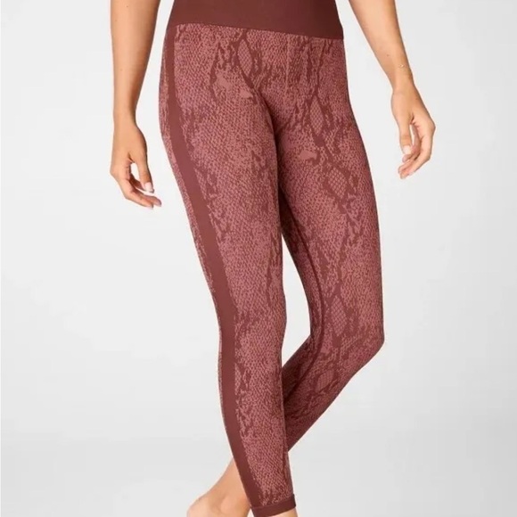 Fabletics Burgundy
Snakeskin High Waisted
Seamless Leggings Size
M - Picture 2 of 7